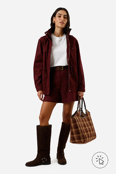 Modelo veste jaqueta parka feminina de sarja com bolsos vinho