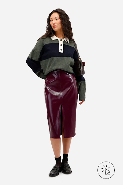Modelo veste suéter feminino de tricô com gola manga longa listrada verde escura e azul-marinho