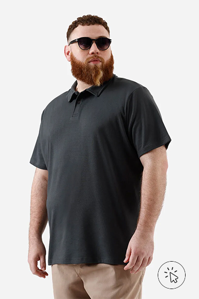 Modelo veste polo básica masculina com algodão plus size cinza - tecido algodão - como saber se o tecido é 100% algodão - o que é algodão sustentável - algodão é sustentável
