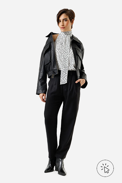 Modelo veste blusa feminina halterneck com amarração poá off-white