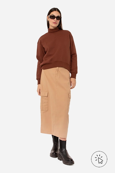 Modelo veste blusão de moletom feminino gola alta marrom