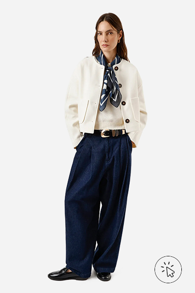 Modelo veste calça jeans balloon cintura alta pregas azul