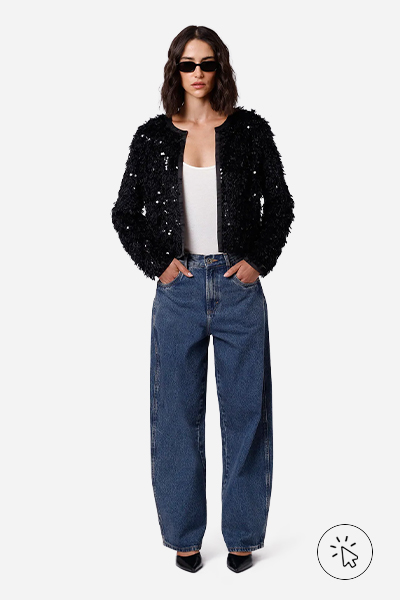 Modelo veste casaco cropped feminino de tricô com paetê texturizado preto