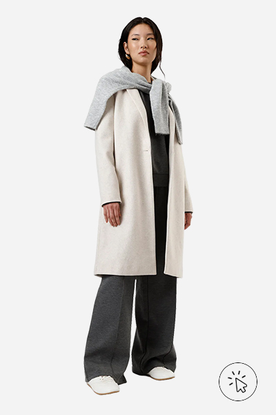 Modelo veste casaco longo feminino texturizado bege