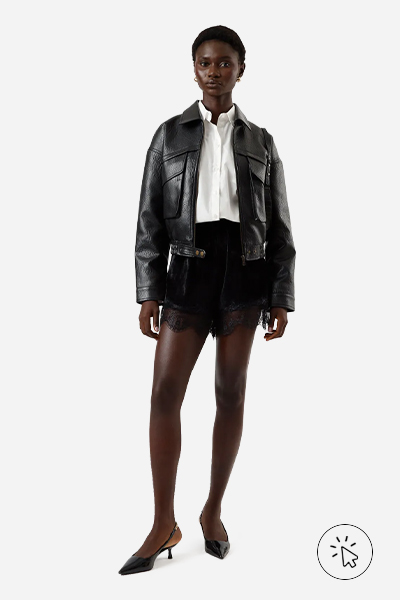 Modelo veste jaqueta bomber feminina de poliuretano couro PU preta