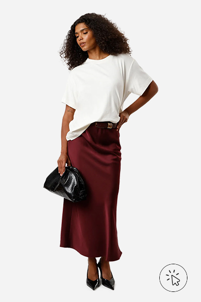 Modelo veste saia mídia feminina acetinada vinho
