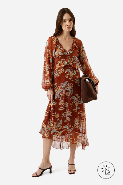 Modelo veste vestido mídi feminino de chiffon com lurex e babados folhagens marrom