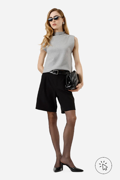 Modelo veste regata feminina de tricô gola alta cinza médio