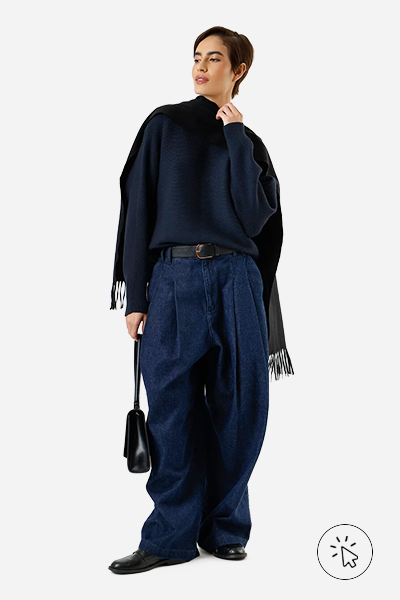 Modelo veste suéter amplo feminino de tricô canelado azul-marinho