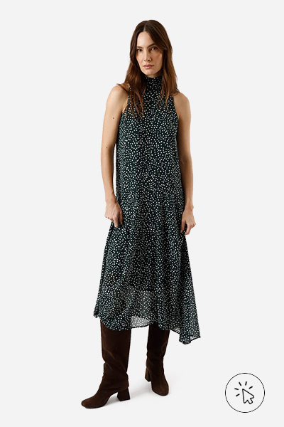 Modelo veste vestido mídi feminino halterneck de poá verde