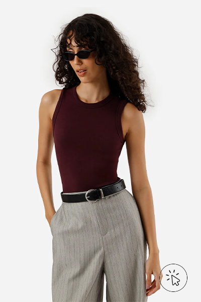 Modelo veste regata básica feminina de algodão com decote redondo vinho - tecido algodão - como saber se o tecido é 100% algodão - o que é algodão sustentável - algodão é sustentável