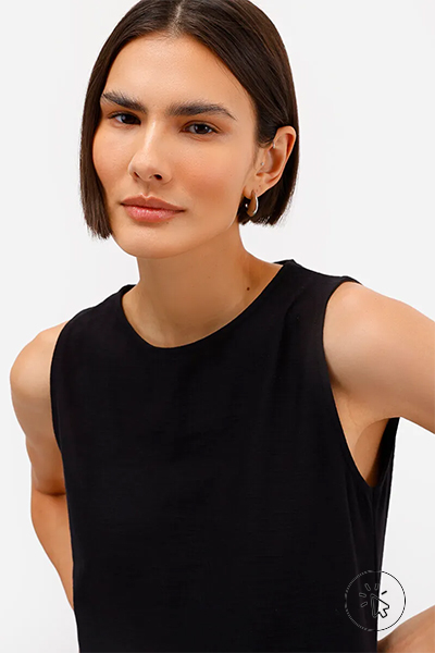 Modelo veste regata feminina de algodão flame preta - tecido algodão - como saber se o tecido é 100% algodão - o que é algodão sustentável - algodão é sustentável