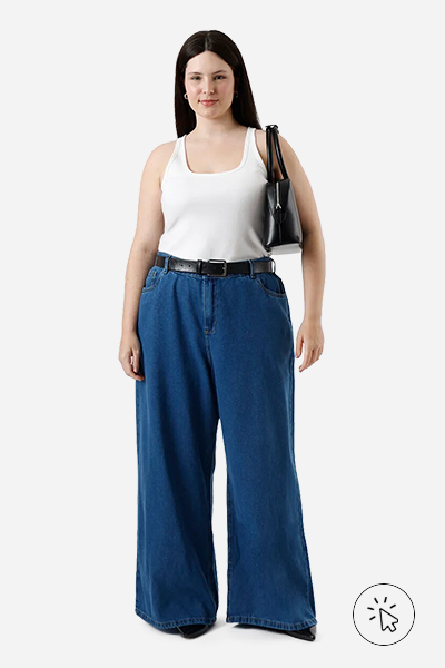 Modelo veste wide leg jeans, regata branca lisa, bolsa estruturada e scarpin preto - tal mãe tal filha - o que significa tal mãe tal filha - roupa combinando mãe e filha