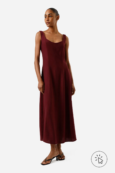 Modelo usa vestido mídi evasê vinho e sandálias de salto fino pretas - tal mãe tal filha - o que significa tal mãe tal filha - roupa combinando mãe e filha