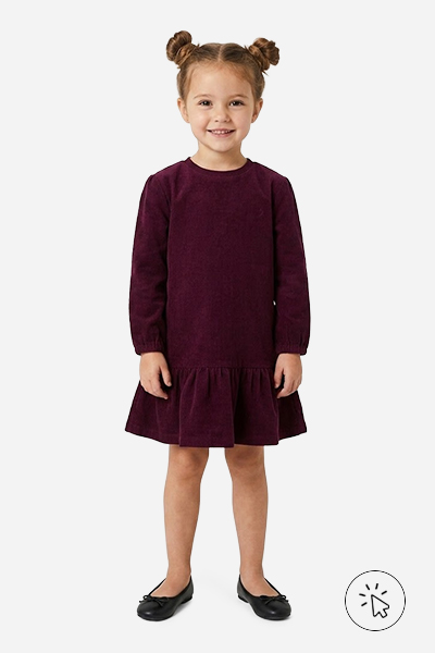 Modelo infantil veste vestido manga longa aveludado vinho e sapatilhas pretas - tal mãe tal filha - o que significa tal mãe tal filha - roupa combinando mãe e filha