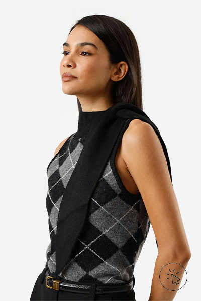 modelo veste colete de tricô gola alta xadrez preto e cinza - look com colete de tricô