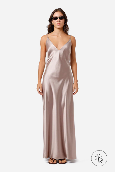 Vestido longo slip dress acetinado bege - look para casamento no inverno - o que vestir em um casamento no inverno - o que vestir em um casamento no frio