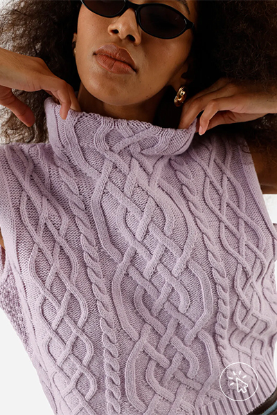 modelo veste colete de tricô gola alta lilás com textura - look com colete de tricô