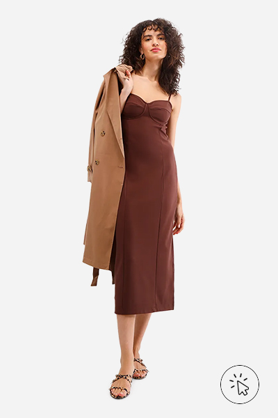 Vestido mídi decote coração marrom - look para casamento no inverno - o que vestir em um casamento no inverno - o que vestir em um casamento no frio