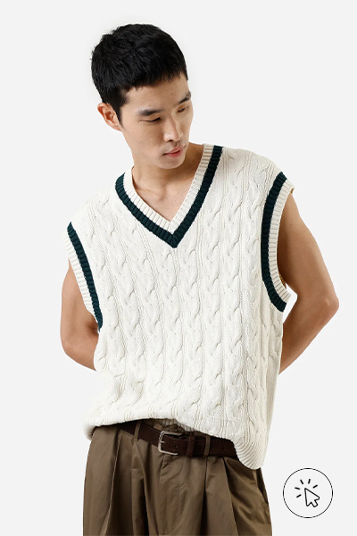 modelo veste colete de tricô off-white com textura e detalhes em azul marinho - look com colete de tricô