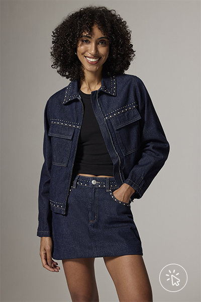 Conjunto de jaqueta e saia curta jeans com tachas - look de festa junina