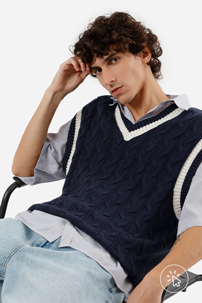 modelo veste colete de tricô azul marinho com detalhes em off-white em sobreposição a uma camisa de manda curta - look com colete de tricô