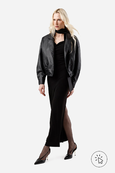 Vestido mídi decote degagê com jaqueta de PU - look para casamento no inverno - o que vestir em um casamento no inverno - o que vestir em um casamento no frio