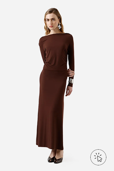 modelo veste vestido manga longa marrom - look para casamento no inverno - o que vestir em um casamento no inverno - o que vestir em um casamento no frio