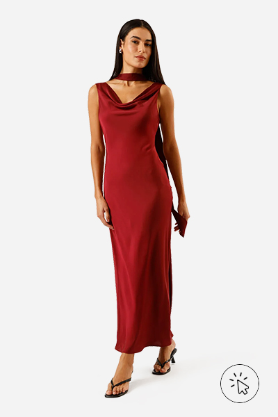 Vestido longo acetinado vinho com lenço no pescoço - look para casamento no inverno - o que vestir em um casamento no inverno - o que vestir em um casamento no frio