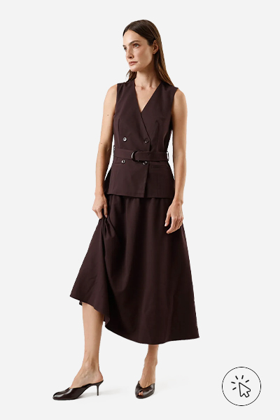 Vestido mídi colete com cinto marrom - look para casamento no inverno - o que vestir em um casamento no inverno - o que vestir em um casamento no frio