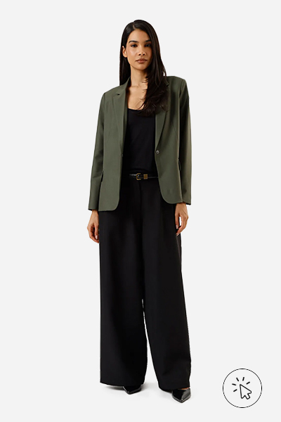 Blazer de alfaiataria feminino com ombreiras verde militar - looks para assistir jogo de futebol