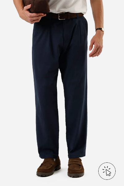 Calça chino reta masculina de sarja com pregas azul escuro - looks para assistir jogo de futebol