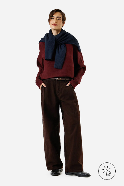 A modelo está usando uma calça marrom e uma blusa vinho - aerolook feminino
