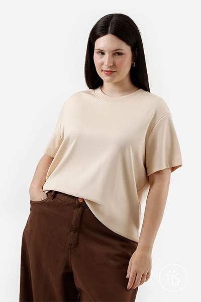 A modelo está usando uma camiseta bege e uma calça marrom - aerolook feminino