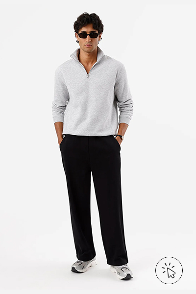 O modelo está usando uma calça preta e uma blusa com gola esportiva - aerolook masculino