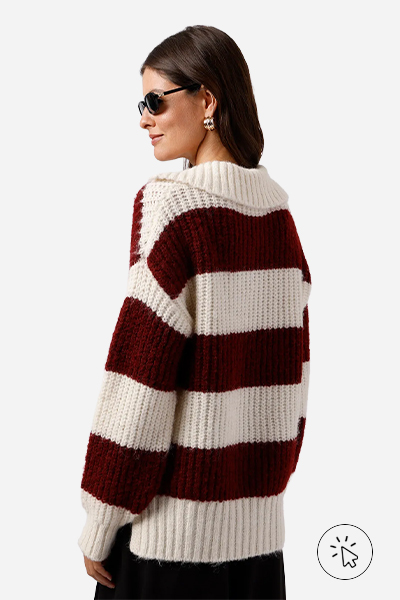 A modelo está de costas e a foto só aparece da cintura pra cima. Ela está usando um tricô listrado - aerolook feminino