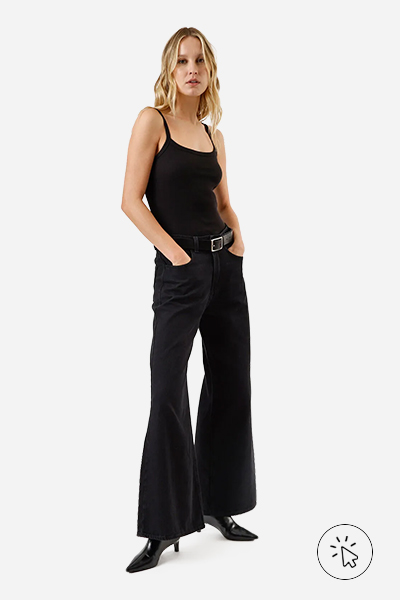 A modelo está usando uma calça jeans escura e uma regata preta - aerolook feminino
