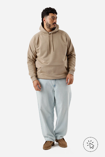 O modelo está usando uma calça jeans clara e um moletom - aerolook masculino
