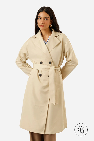 A modelo está usando um trench coat bege - aerolook feminino