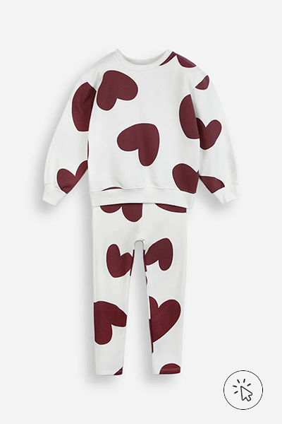 Still de um conjunto infantil de moletom com estampas de coração - aerolook infantil