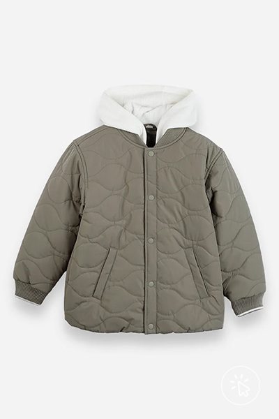 Still de uma jaqueta infantil verde com touca off-white - aerolook infantil
