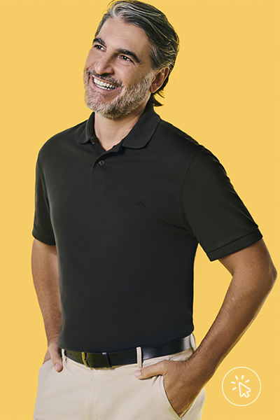 O modelo está usando uma polo preta