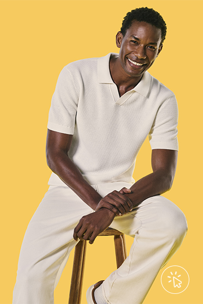 O modelo está com polo e calça off-white, um look monocromático