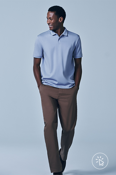 O modelo está usando uma polo azul e uma calça marrom