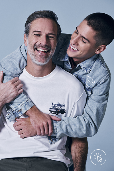 Dois modelos, o da frente está com uma camiseta da coleção Chevrolet e o de trás está com camisa jeans
