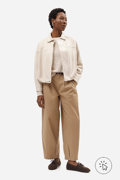 Jaqueta balonê oversized feminina de suede bege areia